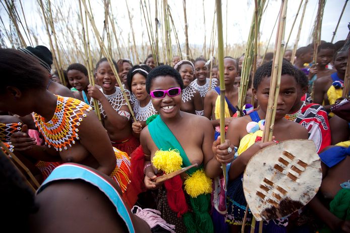 Jonge maagden doen mee met de jaarlijkse Umhlanga. De koning kan tijdens dit ritueel één van de vrouwen uitkiezen om zijn vrouw te worden.