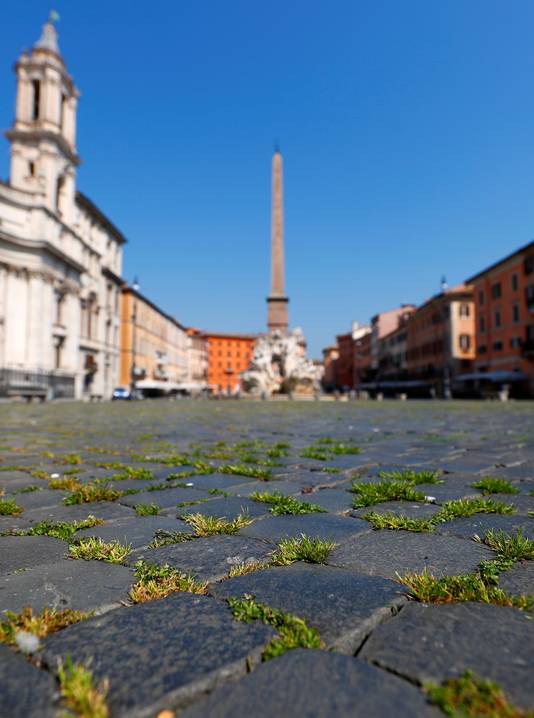 Zonder de honderdduizenden toeristenschoenen krijgt het gras op het Piazza Navona in in Rome alle kans.