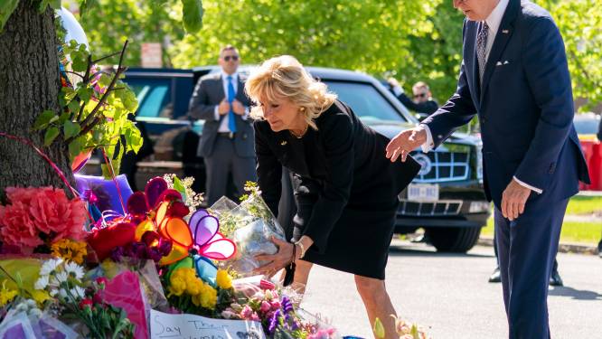 President Biden legt bloemen neer voor slachtoffers schietpartij Buffalo