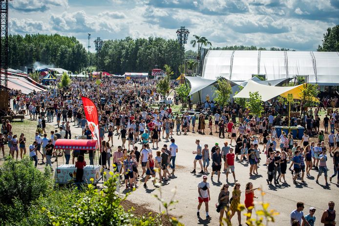 Festivalgangers op het festivalterrein tijdens de eerste dag van de 26e editie van muziekfestival A Campingflight to Lowlands Paradise in 2019.