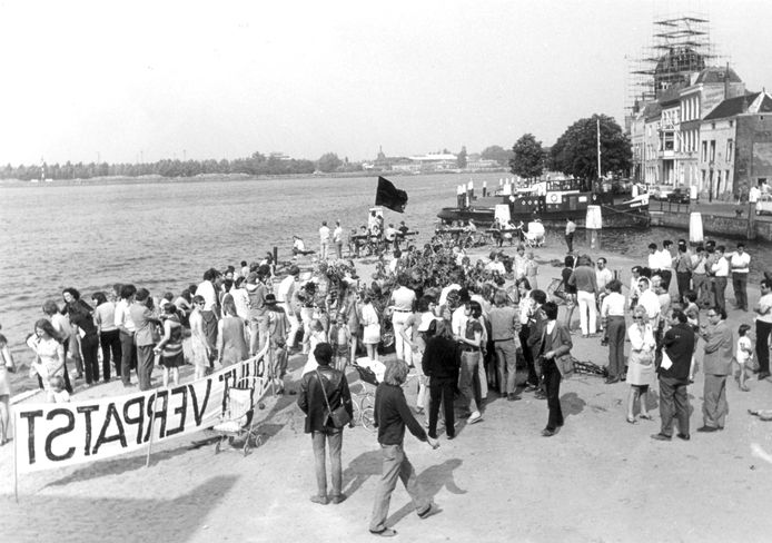 De demonstratie op het Damiatebolwerk. Rechts, met pijp Kees Buddingh’.