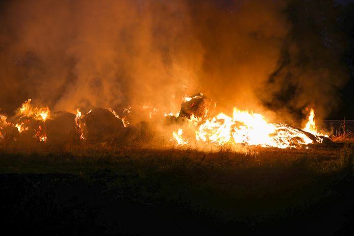 Veel vuur en rook bij een afvalbrand langs de snelweg A50 bij Apeldoorn.
