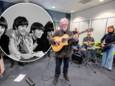 Geert van den Broeck (voorgrond, met gitaar) uit Millingen fantaseerde er al zijn hele leven over hoe het was om in een band te zitten, maar had nog nooit fatsoenlijk een instrument bespeeld. Nu hij 70 is, komt zijn jongensdroom alsnog uit.