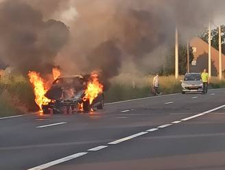 Auto uitgebrand op Ninoofsesteenweg in Lennik