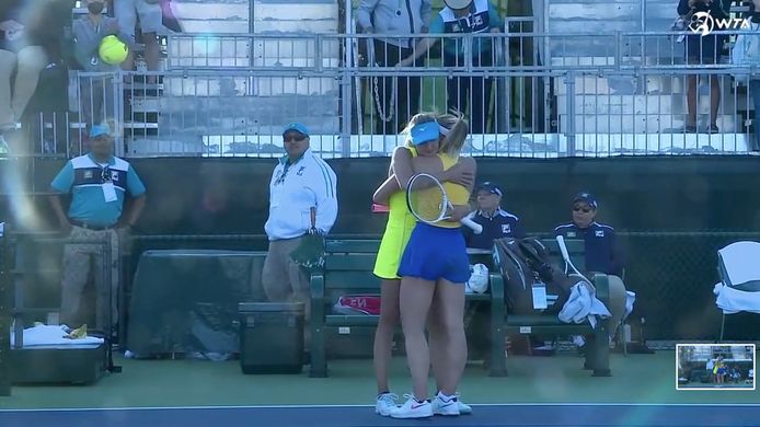 Emotionele omhelzing tussen Zanevska en Kostyuk, beiden in de blauw-gele kleuren, na hun match in Indian Wells.