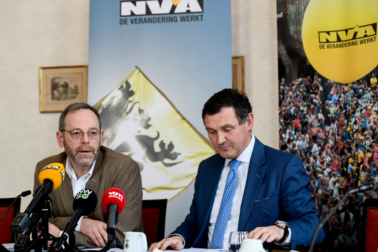 Peter De Roover en Karl Vanlouwe stelden deze ochtend de plannen van N-VA voor. Beeld BELGA