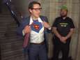 Justin Trudeau komt als ‘Clark Kent’ naar het parlement