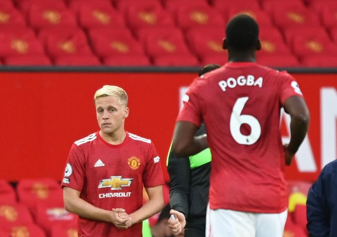 Donny van de Beek wacht vlak voor zijn wissel op Paul Pogba.
