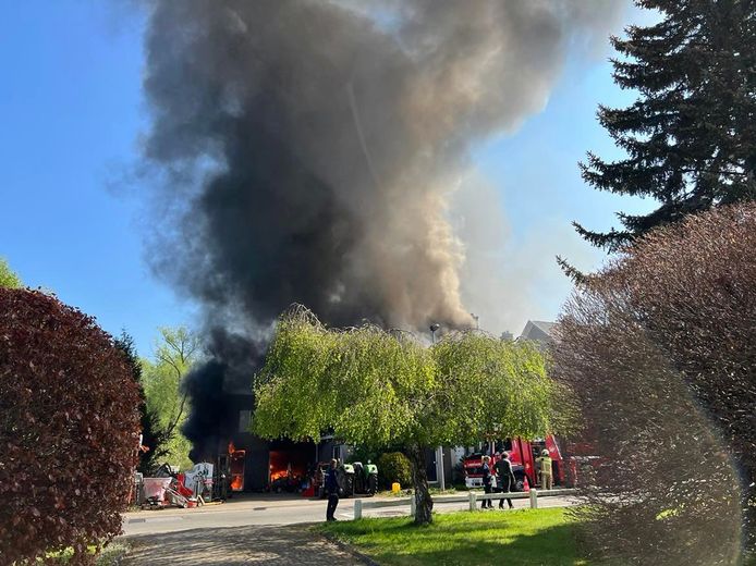 De winkel, loods van en woning naast tuinbouwmachines D'Hoker werden woensdag getroffen door een zware brand.