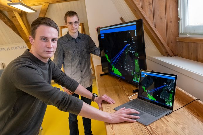 Ict-studenten Jarno Korstanje (links) en Daniel de Cloet bouwden een platform waarop de bananenexport vanuit Zuid-Amerika naar Nederland te zien is.