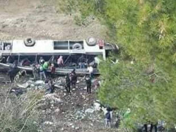 Bus met scholieren stort in ravijn Tunesië: 22 doden, 21 gewonden
