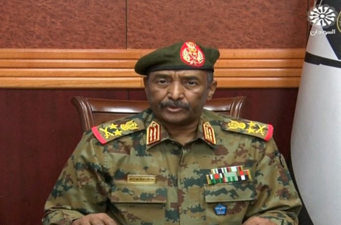 Cette photo prise par la télévision soudanaise montre le général Abdel Fattah al-Burhan s'adressant au peuple soudanais le 25 octobre 2021