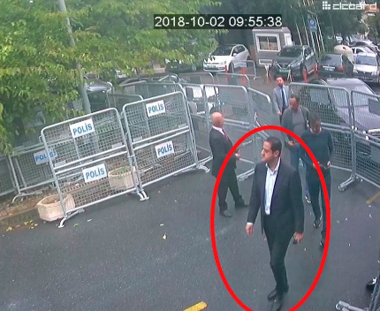 Een van de Saoediërs die mogelijk betrokken is bij de dood van Khashoggi, loopt naar het consulaat in Istanbul op de dag dat de journalist verdween. Hij maakt deel uit van de beveiliging van kroonprins Mohammed Bin Salman. Beeld AP