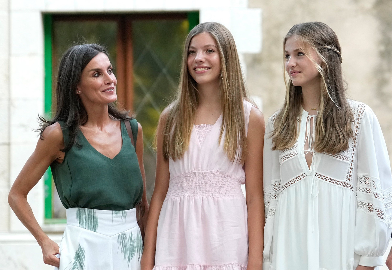 Leonor en Sofía, dé sterren van de zomer Spaanse koningin Letizia zet dochters in voor