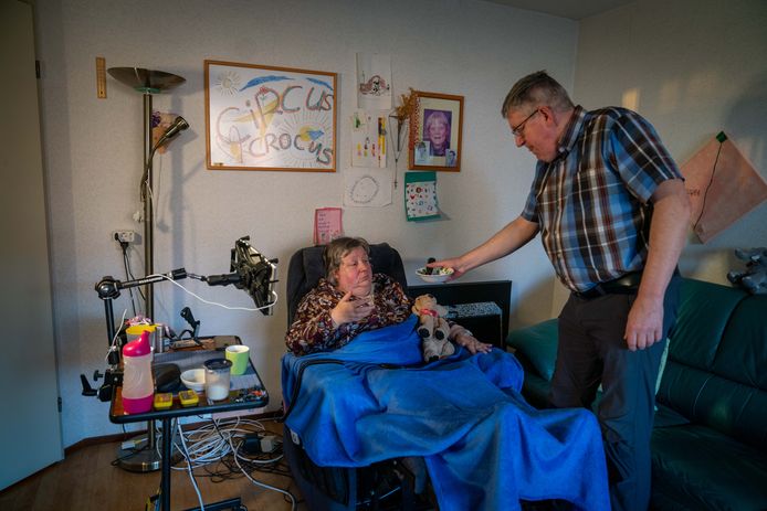 Antoinette Kleintjes, oud-lerares, woont nog bij broer Willem.