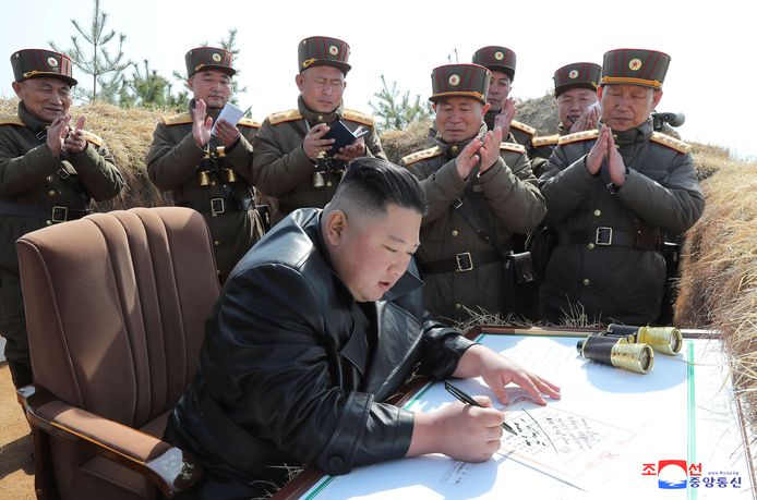 De Noord-Koreaanse leider Kim Jong Un coördineerde vandaag artillerie-schietwedstrijden.