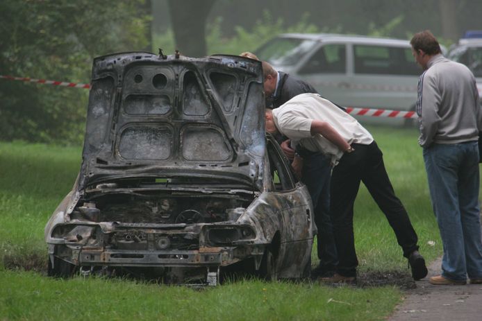 Speurders bij het uitgebrande wrak in het Nederlandse Oostvoorne (Zuid-Holland), foto uit 2005.