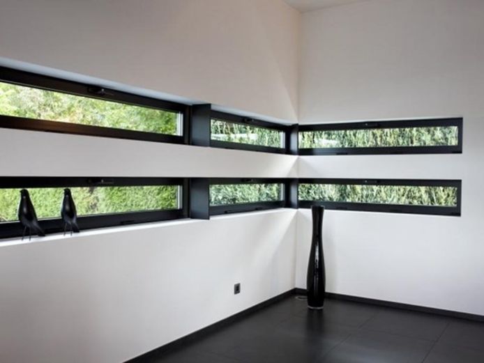 “Witte interieurs in combinatie met zwarte ramen geven een mooi contrast”, aldus Oben.