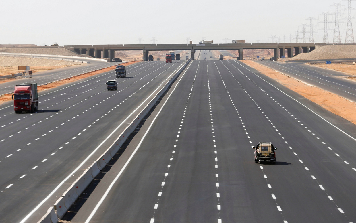 De weg naar Nieuw-Cairo, dat 45 kilometer ten oosten van het oude Cairo ligt.