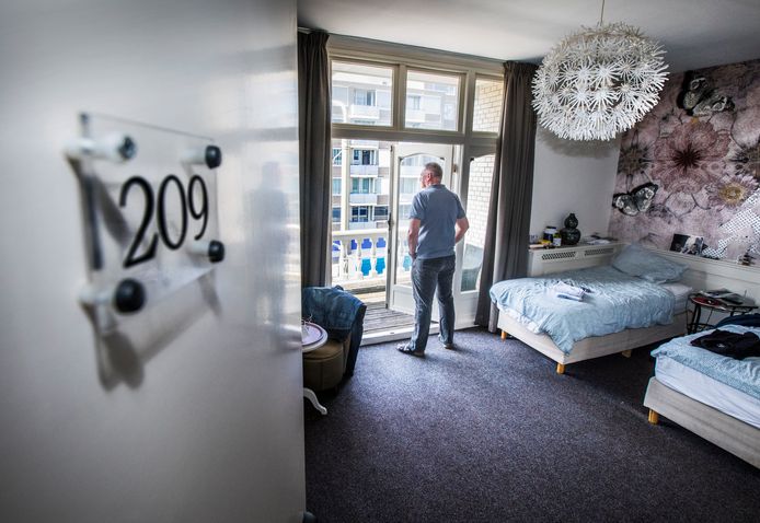 Een van de gasten die enorm blij is met zijn kamer in hotel Bella Vista in Scheveningen.