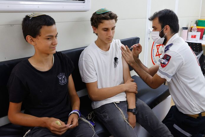 Israëlische jongeren krijgen een dosis van het Pfizer/BioNTech-vaccin.