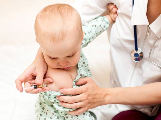 Vanaf 2019 krijgen baby's één kinkhoestvaccinatie minder