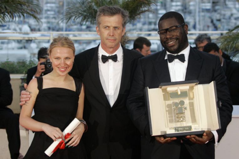 Steve McQueen (rechts) met de Russische regisseuse Valeria Gai Guermanika en jury-voorzitter Bruno Dumont (Foto: AP) Beeld 