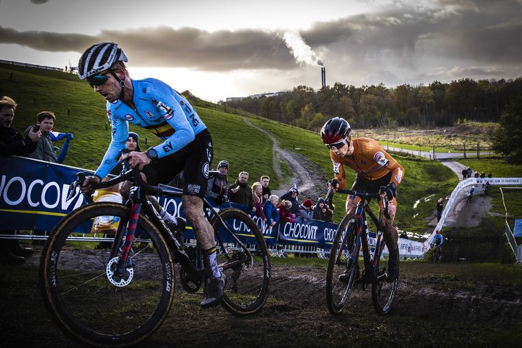  Eli Iserbyt (l.) leidt nog even voor de latere winnaar  Lars van der Haar op het EK veldrijden.  Beeld ANP