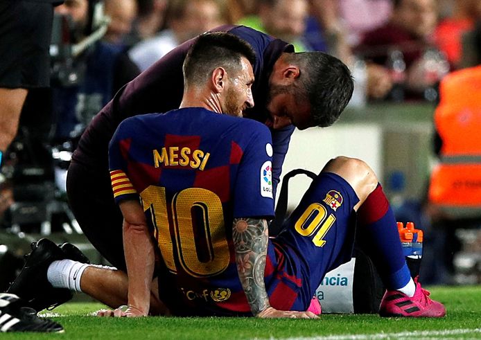 Lionel Messi wordt verzorgd tijdens het duel met Villarreal.