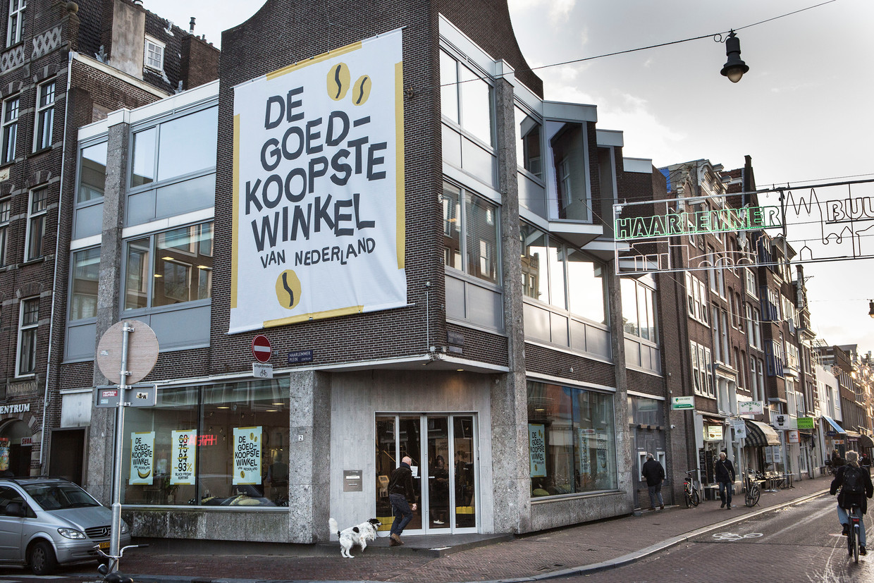 ‘De goedkoopste winkel van Nederland’ aan de Amsterdamse Haarlemmerstraat. Het is een stunt van non-profitorganisatie Solidaridad naar aanleiding van Black Friday. Beeld Arie Kievit