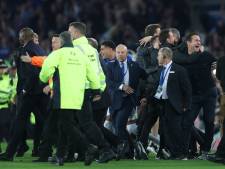 Bizarre taferelen: Patrick Vieira schopt Everton-fan naar de grond na pitch invasion