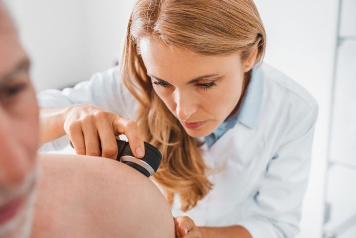 Belgen wachten gemiddeld vier maanden op een eerste consultatie bij de dermatoloog.