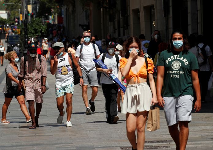 Toeristen met mondmaskers in Barcelona, Spanje.