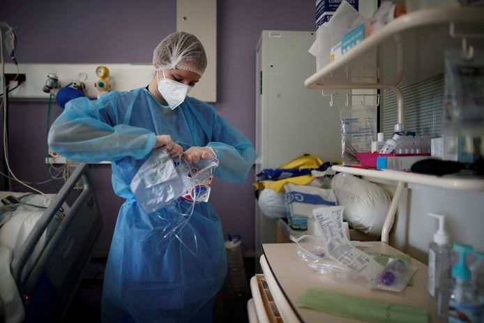 Een verpleegster op de intensive care van het Melun-Senart hospitaal nabij Parijs.