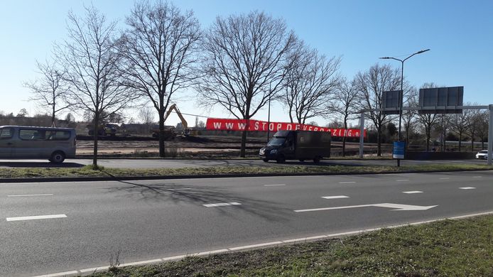 Spandoek met de tekst Stop de Verdozing langs de Nieuwe Kadijk. Actie van bewoners aan de Oosterhoutseweg tegen de komst van een bedrijventerrein met logistieke dozen.