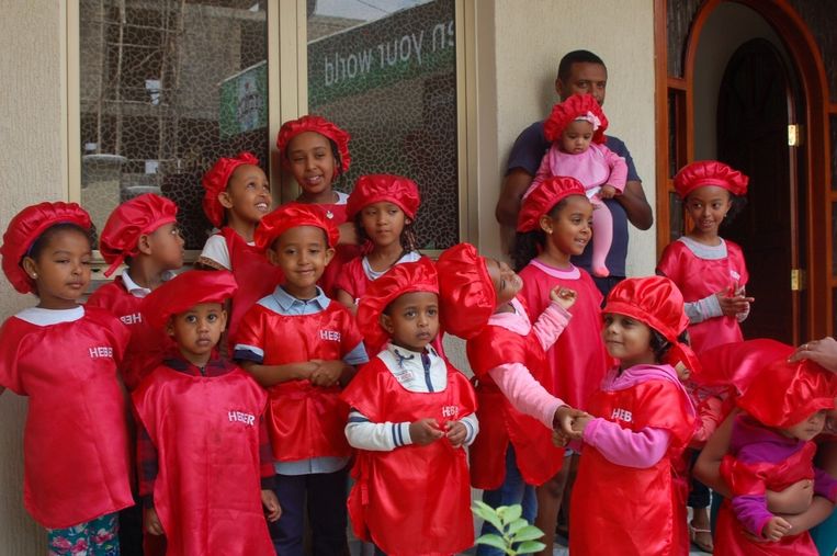 Een groep kinderen komt voor kookles naar Walelegn Mengistu in zijn Amsterdam restaurant. Beeld wm