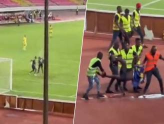 KIJK. Hallucinante beelden: knokpartij tussen doelman en veldbestormer in Afrikaanse Champions League