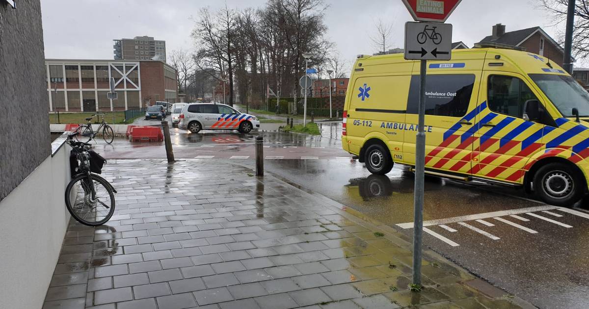 Fietsster gewond na aanrijding met busje in Enschede.