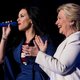 Clinton laat zich weer volop zien - zonder make-up en in trui