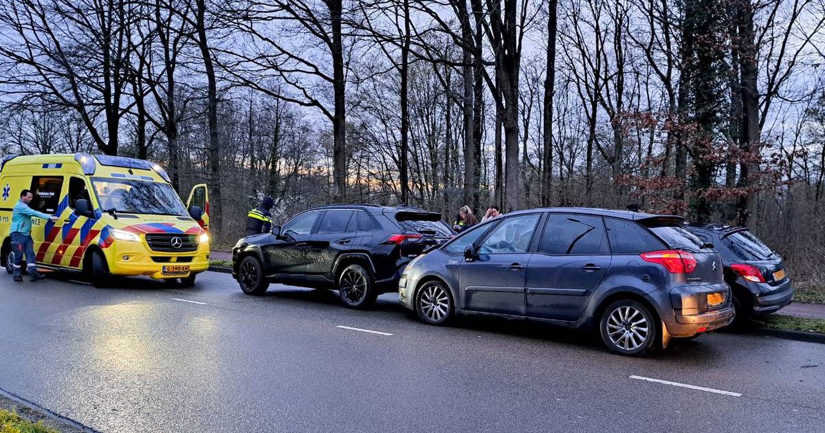 Drie autos met elkaar in botsing op Vlierstraat in Enschede.