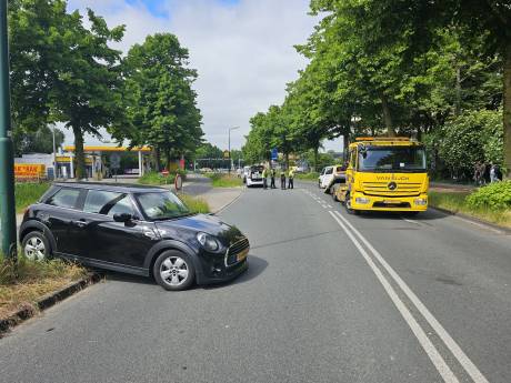 Taxibus en personenauto botsen op elkaar in Veenendaal, bestuurder naar ziekenhuis