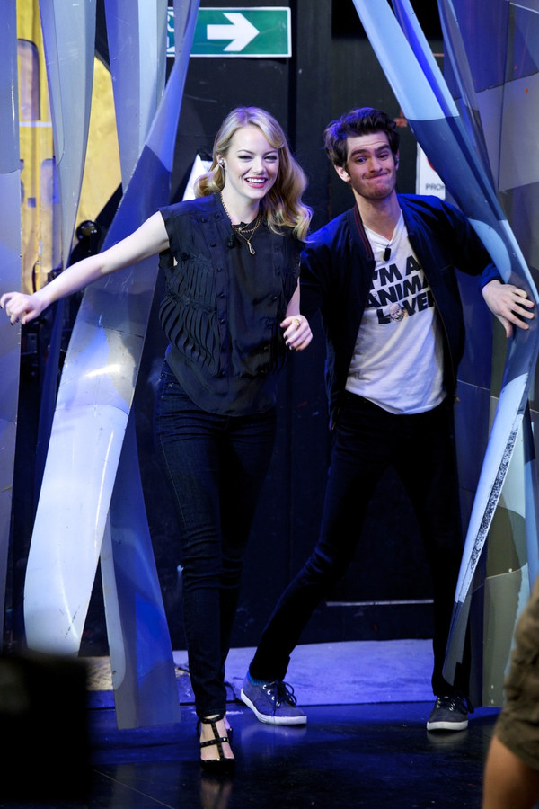 Emma Stone en Andrew Garfield adopteren asielhond Foto hln.be