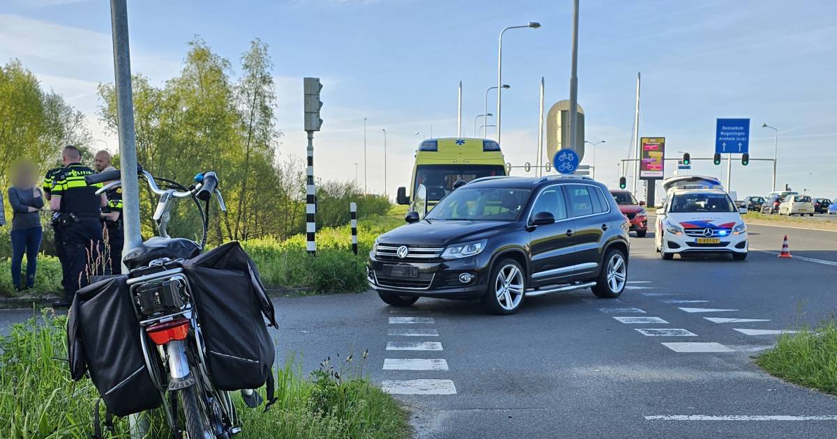 Fietser gewond bij botsing met auto Ede.