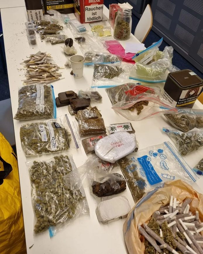 De politie heeft zaterdag 3.5 kilo aan softdrugs in beslaggenomen bij een woning op de Echternachlaan in Eindhoven.