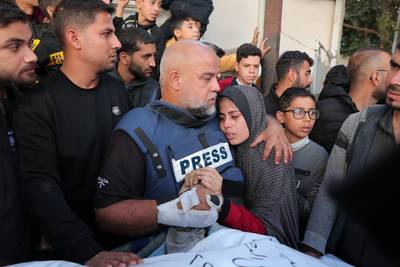 Na vrouw en dochter verliest bekendste Gaza-reporter nu zoon die ook journalist was bij aanval. Israëlisch leger: “Hij bevond zich in wagen terrorist”