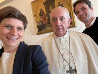 Vlaamse kerkjournalisten mogen handjes schudden en selfies nemen met de paus: “Hij vroeg zelfs om onze maskers af te zetten”