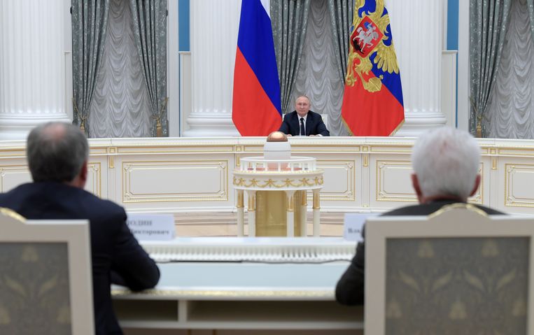 De Russische president Vladimir Poetin sprak donderdag de leiders van de Doema, het Russische parlement, toe. Beeld ANP / EPA
