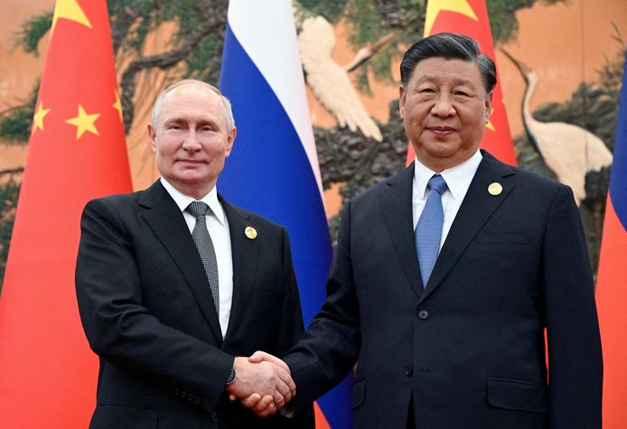 De Russische president Vladimir Poetin en de Chinese President Xi Jinping schudden elkaar de hand tijdens hun ontmoeting in Peking in oktober vorig jaar.