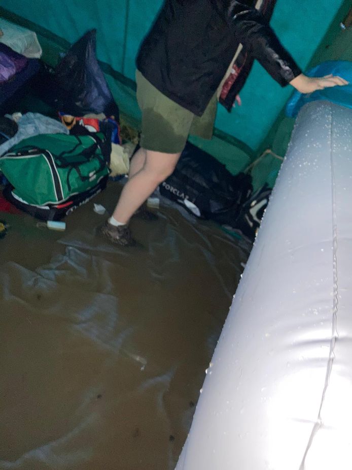 Het kamp in Melreux liep volledig onder water. De scouts stonden in de tent tot aan hun enkels in het water.
