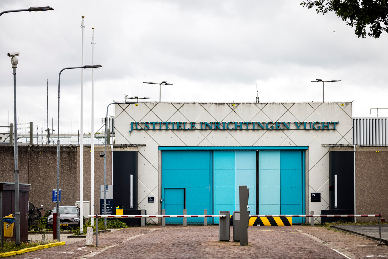 De gevangenis in Vught. Het complex beslaat 30 hectare. In een deel ervan, de extra beveiligde inrichting, zitten criminelen als Ridouan Taghi en Willem Holleeder gevangen.